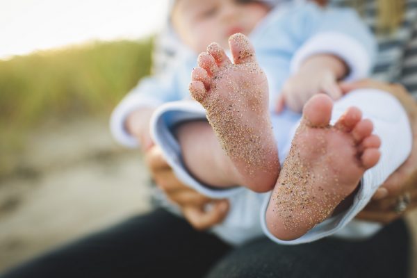 Maceió com bebê - criança com pés melados de areia