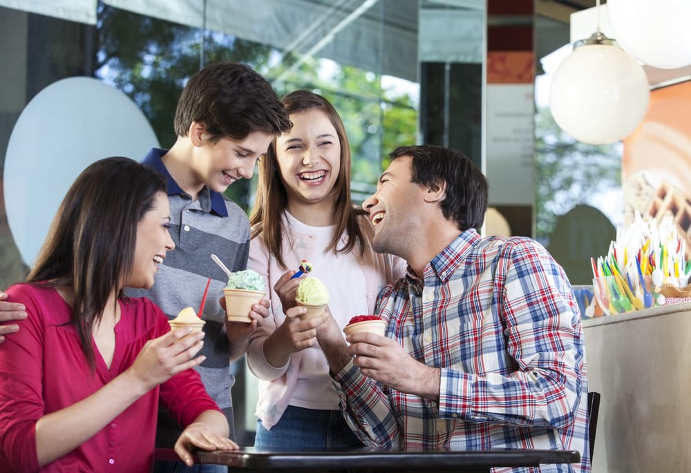 Família tomando sorvete - Maceió com a família